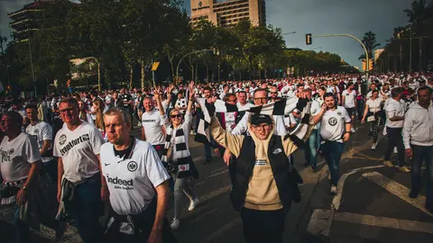 14 April 2022, Spain, Barcelona: Eintracht fans march towards the hosting venue before the start of the UEFA Europa League quarter-final, second leg soccer match between FC Barcelona and Eintracht Frankfurt at Camp Nou Stadium. Photo: Matthias Oesterle/ZUMA Press Wire/dpa.