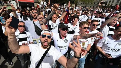 14 April 2022, Spain, Barcelona: Eintracht fans cheer as they gather at at Placa de Catalunya before the UEFA Europa League quarter-final second leg soccer match between FC Barcelona and Eintracht Frankfurt. Photo: Arne Dedert/dpa.