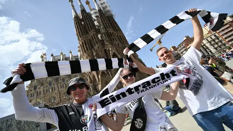 14 April 2022, Spain, Barcelona: Eintracht fans cheer in front of the Sagrada Familia basilica, before the UEFA Europa League quarter-final second leg soccer match between FC Barcelona and Eintracht Frankfurt. Photo: Arne Dedert/dpa.