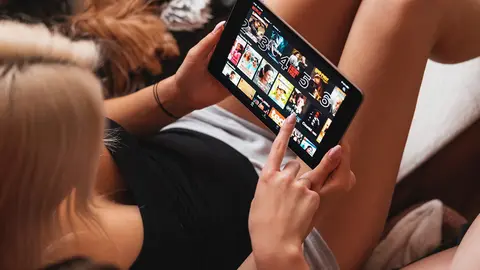 Netflix users browsing the library of the popular streaming platform. Photo: Pixabay.