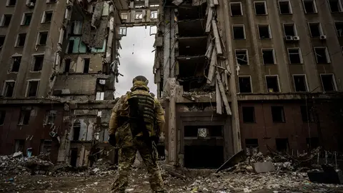 14 April 2022, Ukraine, Mykolaiv: A Ukrainian soldier stands in front of the destroyed building of the government administration. Photo: Vincenzo Circosta/ZUMA Press Wire/dpa.