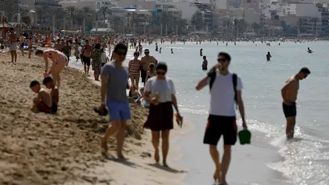 16 April 2022, Spain, Palma: Tourists chill on the beach of Arenal during the Easter week. Photo: Clara Margais/dpa.