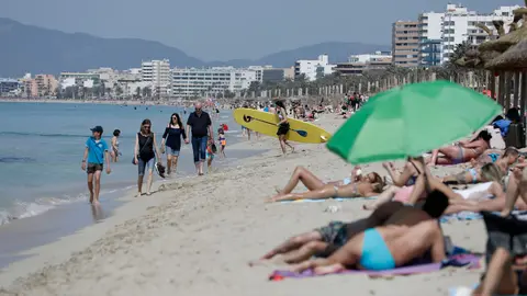 16 April 2022, Spain, Palma: Tourists chill on the beach of Arenal during the Easter week. Photo: Clara Margais/dpa.