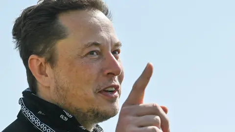 FILED - 13 August 2021, Brandenburg, Gruenheide: Elon Musk, Tesla CEO, speaks during his visit to the construction site of the Tesla Gigafactory. The billionaire owner of electric car manufacturer Tesla Inc, Elon Musk, has offered to buy all of the outstanding shares in the social media platform Twitter. Photo: Patrick Pleul/dpa-Zentralbild/POOL/dpa.