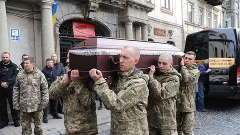 09 April 2022, Ukraine, Lviv: Soldiers carry one of the coffins during the funeral services for two Ukrainian soldiers killed amid the Russian invasion of Ukraine. Photo: Mykola Tys/SOPA Images via ZUMA Press Wire/dpa.