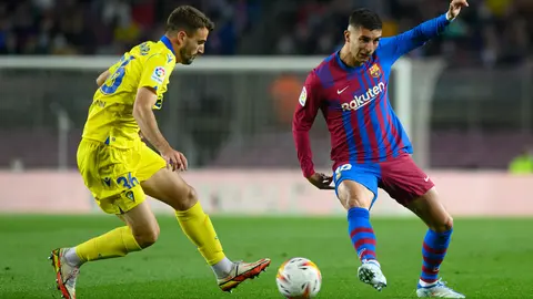 18 April 2022, Spain, Barcelona: Barcelona's Ferran Torres (R) and Cadiz's Raul Parra battle for the ball during the Spanish Primera Division soccer match between FC Barcelona and Cadiz CF at Camp Nou. Photo: Gerard Franco/DAX via ZUMA Press Wire/dpa.