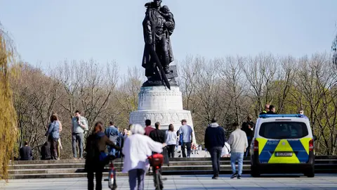 18 April 2022, Berlin: Passers-by at the Soviet Memorial in Berlin-Treptow. The Soviet War memorial in Berlin's Treptower Park has been defaced for the second time in a month with slogans relating to the war in Ukraine, local police said Monday. Photo: Carsten Koall/dpa.