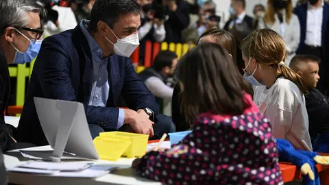 04/20/2022. Prime Minister Pedro Sánchez chats with Ukrainian children during his visit to the Center for Reception, Attention and Referral for Ukrainian refugees in Malaga. Photo: La Moncloa.