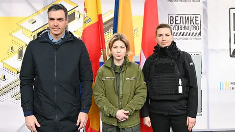21/04/2022. Spanish Prime Minister Pedro Sánchez, with the Ukrainian Deputy Prime Minister for European Affairs, Olha Stefanishyna, and the Danish Prime Minister, Mette Frederiksen, upon their arrival in Kiev, where they will hold a meeting with the President of Ukraine, Volodymyr Zelensky. Photo: La Moncloa.