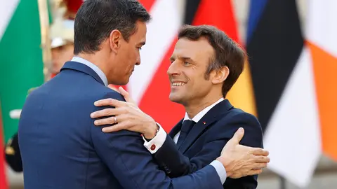 10/03/2022. Prime Minister Pedro Sanchez (L) with the French President Emmanuel Macron at the informal summit of the Heads of State and Government of the EU held in Versailles, France. Photo: La Moncloa.