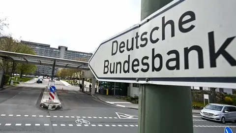 FILED - 19 April 2021, Hessen, Frankfurt_Main: A signpost with the words "Deutsche Bundesbank" stands outside the main gate of the Bundesbank's headquarters in Frankfurt am Main. Photo: Arne Dedert/dpa.