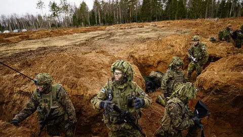 14 April 2022, Estonia, Tapa: Estonian soldiers defend a dug-in position from attacking British armour and infantry in the Tapa central military training area during the NATO exercise Bold Dragon alongside Danish and French forces. Photo: Ben Birchall/PA Wire/dpa.