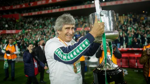 24/04/2022. Real Betis head coach Manuel Pellegrini with the trophy after the match at Estadio La Cartuja. Photo: @RealBetis_en/Twitter.