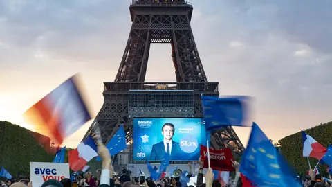 24 April 2022, France, Paris: French President Emmanuel Macron's supporters gathered in front of the Eiffel Tower to celebrate winning his second term. Macron won with 58.5% of the vote against far-right Marine le Pen. Photo: Siavosh Hosseini/SOPA Images via ZUMA Press Wire/dpa.