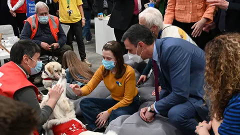 08/04/2022. Prime Minister Pedro Sánchez during a visit to the Center for Attention, Reception and Referral for Ukrainian refugees, located in the Fira de Barcelona. Photo: La Moncloa.
