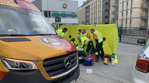27/04/2022. Members of the Madrid Emergency services trying to revive the victim of the stabbing in Barrio de Los Angeles, Madrid. Photo: @EmergenciasMad/Twitter.