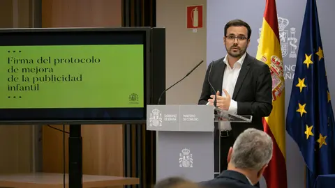 27/04/2022. Minister of Consumer Affairs Alberto Garzon speaks to the press after signing the code of conduct on toy advertising with toy manufacturers. Photo: Ministerio de Consumo.