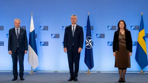 HANDOUT - 06 April 2022, Belgium, Brussels: NATO Secretary General Jens Stoltenberg (C) receives Finnish Foreign Minister Pekka Haavisto (L) and Swedeish Foreign Minister Ann Linde prior to a meeting on the sidelines of the meetings of the NATO Ministers of Foreign Affairs. Photo: -/NATO/dpa - ATTENTION: editorial use only and only if the credit mentioned above is referenced in full.