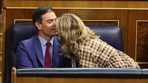 28 April 2022, Spain, Madrid: Spanish Prime Minister Pedro Sanchez and Second Deputy Prime Minister and Minister of Labor, Yolanda Diaz, talk during a plenary session at the Congress of Deputies in Madrid. Photo: Eduardo Parra/EUROPA PRESS/dpa.