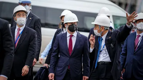 29 April 2022, Japan, Tokyo: German Chancellor Olaf Scholz (C) inspects the hydrogen plant of Chiyoda Corporation. Photo: Kay Nietfeld/dpa.