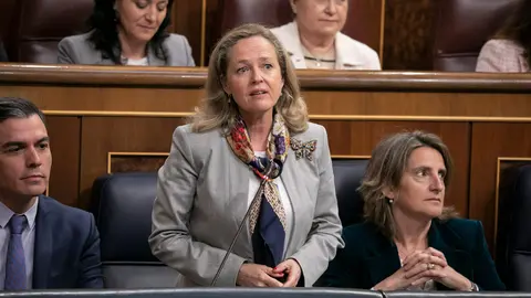 27/04/2022. The Deputy Prime Minister and Minister for Economic Affairs Nadia Calvino (C), during question time in Parliament. Photo: Eva Ercolanese/PSOE.