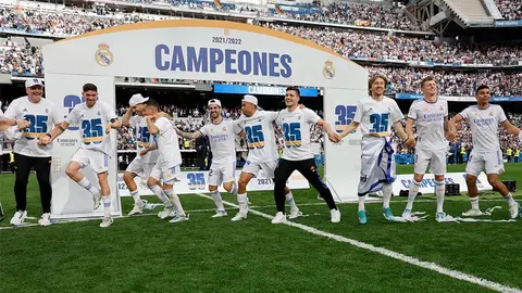 04/30/2022. Real Madrid players celebrate after sealing the 2021-2022 La Liga title. Photo: @realmadrid/Twitter.