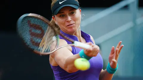 30 April 2022, Spain, Madrid: Spanish tennis player Paula Badosa in action against Romania's Simona Halep during their Women's Singles Round of 32 match in the Madrid Open Tennis tournament at La Caja Magica in Madrid. Photo: Atilano Garcia/SOPA Images via ZUMA Press Wire/dpa.