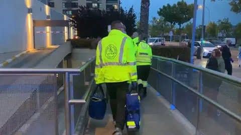 Medical personnel from the Madrid emergency services leave the scene. Image: Screenshot from Emergencias Madrid video.