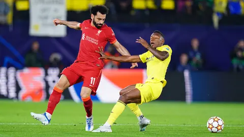 03 May 2022, Spain, Villarreal: Liverpool's Mohamed Salah and Villarreal's Pervis Estupinan (R) battle for the ball during the UEFA Champions League semi final, second leg soccer match between Villarreal CF and Liverpool FC at Estadio de la Ceramica. Photo: Adam Davy/PA Wire/dpa.