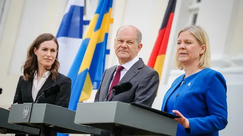 03 May 2022, Brandenburg, Meseberg: German Chancellor Olaf Scholz (C), Prime Minister of Finland Sanna Marin (L) and Prime Minister of Sweden Magdalena Andersson speak during a press conference in front of Meseberg Palace, the German government's guest house, where the federal cabinet is meeting for a two-day closed meeting. The two heads of government came to the closed meeting as guests. Photo: Kay Nietfeld/dpa.