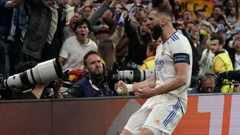 04 May 2022, Spain, Madrid: Real Madrid's Karim Benzema celebrates scoring his sides third goal during the UEFA Champions League semi final, second leg soccer match between Real Madrid and Manchester City at the Santiago Bernabeu. Photo: Nick Potts/PA Wire/dpa.