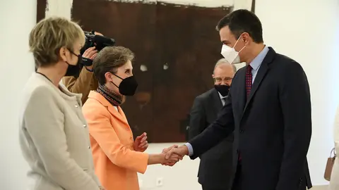 09/03/2022. Prime Minister Pedro Sánchez greets the Secretary of State and Director of the National Intelligence Center (CNI), Paz Esteban (2nd L), and the Secretary of State for Digitization and Artificial Intelligence, Carme Artigas, in the presence of the General Director of the Department of National Security, Miguel Ángel Ballesteros. Photo: La Moncloa.