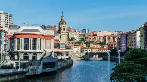 A general view of the historical center of Bilbao and the river. Photo: Pixabay.