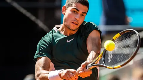 06 May 2022, Spain, Madrid: Spanish tennis player Carlos Alcaraz in action against Spain's Rafael Nadal during their men's singles quarter-final match of the Madrid Open tennis tournament at the Manolo Santana stadium. Photo: Matthias Oesterle/ZUMA Press Wire/dpa.