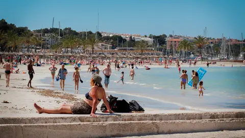 Tourists fill the Majorcan beach of s'Arenal on a sunny day. Photo: © Pablo Morilla.