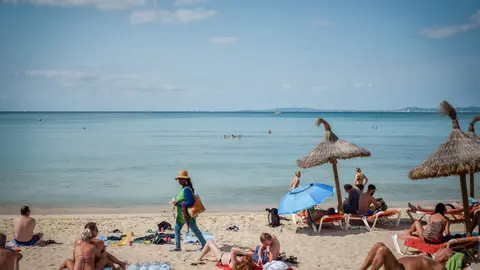Tourists fill the Majorcan beach of s'Arenal on a sunny day. Photo: © Pablo Morilla.