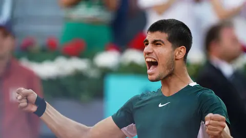 07 May 2022, Spain, Madrid: Spanish tennis player Carlos Alcaraz celebrates after defeating Serbian Novak Djokovic in their men's singles semi-final match of the Madrid Open tennis tournament at the Manolo Santana stadium. Photo: Atilano Garcia/SOPA Images via ZUMA Press Wire/dpa.