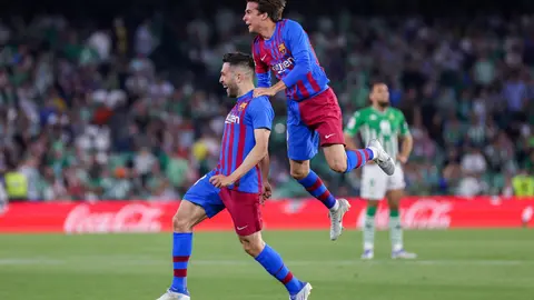 07 May 2022, Spain, Seville: Barcelona's Jordi Alba (L) celebrates his side's second goal of the game during the Spanish La Liga soccer match between Real Betis and FC Barcelona at Benito Villamarin Stadium. Photo: Jose Luis Contreras/DAX via ZUMA Press Wire/dpa.