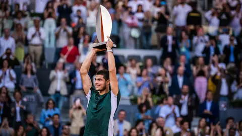 08 May 2022, Spain, Madrid: Spanish tennis player Carlos Alcaraz celebrates with the trophy after defeating German Alexander Zverev in their men's singles final match of the Madrid Open tennis tournament at the Manolo Santana stadium. Photo: Matthias Oesterle/ZUMA Press Wire/dpa.