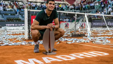 08 May 2022, Spain, Madrid: Spanish tennis player Carlos Alcaraz celebrates with the trophy after defeating German Alexander Zverev in their men's singles final match of the Madrid Open tennis tournament at the Manolo Santana stadium. Photo: Matthias Oesterle/ZUMA Press Wire/dpa.