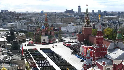 HANDOUT - 09 May 2022, Russia, Moscow: An aerial view of the Victory Day military parade on Red Square in central Moscow that marking the Russian celebration of the 77th anniversary of the victory over Nazi Germany during World War II. Photo: -/Kremlin/dpa - ATTENTION: editorial use only and only if the credit mentioned above is referenced in full.