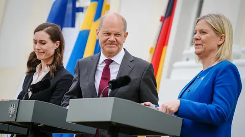 03 May 2022, Brandenburg, Meseberg: German Chancellor Olaf Scholz (C), Prime Minister of Finland Sanna Marin (L) and Prime Minister of Sweden Magdalena Andersson speak during a press conference in front of Meseberg Palace, the German government's guest house, where the federal cabinet is meeting for a two-day closed meeting. The two heads of government came to the closed meeting as guests. Photo: Kay Nietfeld/dpa.