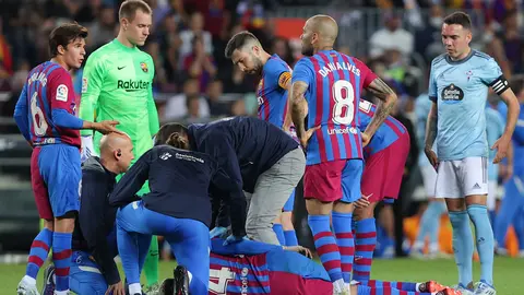 10 May 2022, Spain, Barcelona: Barcelona's Ronald Araujo receives medical attention during the Spanish La Liga soccer match between FC Barcelona and RC Celta de Vigo at Camp Nou. Photo: David Ramirez/DAX via ZUMA Press Wire/dpa.