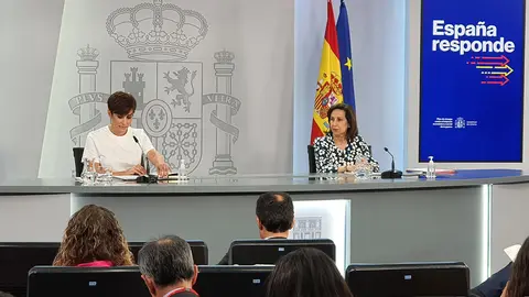 10/05/2022. The Minister for Territorial Policy and Government Spokesperson, Isabel Rodríguez, and the Minister for Defence, Margarita Robles, during her speech at the press conference after the Council of Ministers. Photo: La Moncloa.