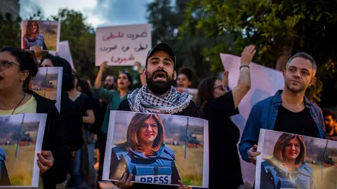 11 May 2022, Israel, Haifa: Demonstrators take part in a protest to denounce the killing of Al Jazeera reporter Shireen Abu Akleh. Abu Akleh, 51, a prominent figure in the Arabic news service of the Al-Jazeera channel, was shot dead earlier today during a confrontation between Israeli soldiers and Palestinians in the West Bank city of Jenin. Photo: Ilia Yefimovich/dpa.