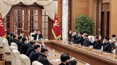HANDOUT - 12 May 2022, North Korea, Pyongyang: A picture provided by the North Korean state news agency (KCNA) on 12 May 2022, shows North Korean leader Kim Jong-un (C) presides over a politburo meeting of the Workers' Party at the headquarters of the party's Central Committee, over the discovery of the North's first case of the omicron variant of COVID-19 on 08 May 2022. Photo: -/KCNA/dpa - ATTENTION: editorial use only and only if the credit mentioned above is referenced in full.