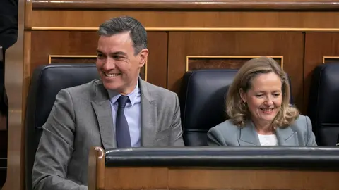 11/05/2022 Prime Minister Pedro Sanchez (L) and Minister of Economic Affairs Nadia Calvino during question time in Parliament. Photo: Eva Ercolanese/PSOE.