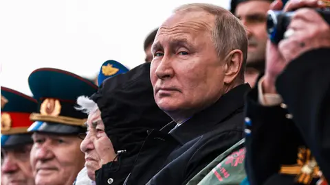 FILED - 09 May 2022, Russia, Moscow: Russian President Vladimir Putin (C) watches the Victory Day military parade marking the 77th anniversary of the victory over Nazi Germany during World War II at Red Square in central Moscow. Photo: -/Kremlin/dpa.