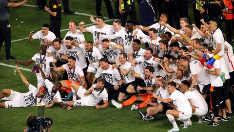 19 May 2022, Spain, Seville: Eintracht Frankfurt players celebrate winning the UEFA Europa League final soccer match between Eintracht Frankfurt and Rangers at the Ramon Sanchez-Pizjuan Stadium. Photo: Isabel Infantes/PA Wire/dpa.