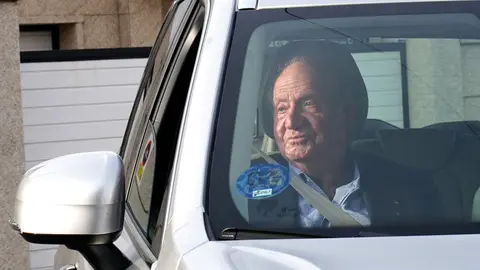 19 May 2022, Spain, Vigo: The disgraced former king of Spain, Juan Carlos, arrives at the home of his friend, Pedro Campos. King Emeritus will travel to Madrid to meet with King Felipe VI and other members of his family on May 23. This is the first trip of the King Emeritus since he took up residence in August 2020 in the United Arab Emirates. Photo: Álvaro Ballesteros/EUROPA PRESS/dpa.